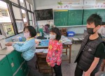 1110406上課前先手部酒精消毒+持續使用午餐隔板不交談+教具消毒+放學後教室持續紫外線消毒 安心學習:1