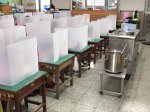 1110406上課前先手部酒精消毒+持續使用午餐隔板不交談+教具消毒+放學後教室持續紫外線消毒 安心學習:21
