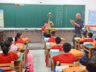 1130902 新生始業輔導入班迎新快樂學習【活力帶動跳、閱讀起步走、潔牙健康促進、防災頭套、國樂演奏、家庭教育及交通安全宣導】:LINE_ALBUM_113.9.2新生迎新會_240902_12