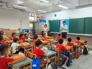 1130902 新生始業輔導入班迎新快樂學習【活力帶動跳、閱讀起步走、潔牙健康促進、防災頭套、國樂演奏、家庭教育及交通安全宣導】:LINE_ALBUM_113.9.2新生迎新會_240902_149