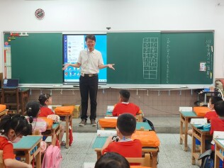 1130902 新生始業輔導入班迎新快樂學習【活力帶動跳、閱讀起步走、潔牙健康促進、防災頭套、國樂演奏、家庭教育及交通安全宣導】:LINE_ALBUM_113.9.2新生迎新會_240902_155