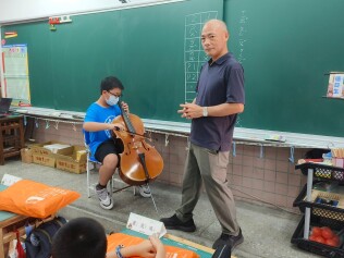 1130902 新生始業輔導入班迎新快樂學習【活力帶動跳、閱讀起步走、潔牙健康促進、防災頭套、國樂演奏、家庭教育及交通安全宣導】:LINE_ALBUM_113.9.2新生迎新會_240902_4