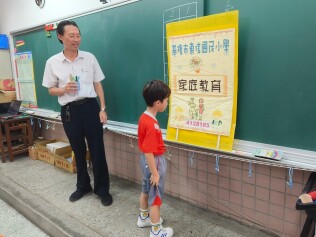 1130902 新生始業輔導入班迎新快樂學習【活力帶動跳、閱讀起步走、潔牙健康促進、防災頭套、國樂演奏、家庭教育及交通安全宣導】:LINE_ALBUM_113.9.2新生迎新會_240902_54