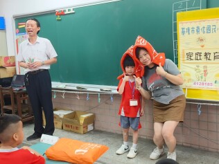 1130902 新生始業輔導入班迎新快樂學習【活力帶動跳、閱讀起步走、潔牙健康促進、防災頭套、國樂演奏、家庭教育及交通安全宣導】:LINE_ALBUM_113.9.2新生迎新會_240902_69