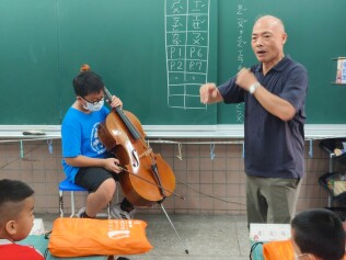 1130902 新生始業輔導入班迎新快樂學習【活力帶動跳、閱讀起步走、潔牙健康促進、防災頭套、國樂演奏、家庭教育及交通安全宣導】:LINE_ALBUM_113.9.2新生迎新會_240902_7