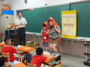 1130902 新生始業輔導入班迎新快樂學習【活力帶動跳、閱讀起步走、潔牙健康促進、防災頭套、國樂演奏、家庭教育及交通安全宣導】:LINE_ALBUM_113.9.2新生迎新會_240902_70