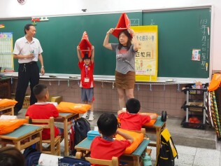 1130902 新生始業輔導入班迎新快樂學習【活力帶動跳、閱讀起步走、潔牙健康促進、防災頭套、國樂演奏、家庭教育及交通安全宣導】:LINE_ALBUM_113.9.2新生迎新會_240902_71