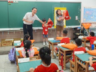 1130902 新生始業輔導入班迎新快樂學習【活力帶動跳、閱讀起步走、潔牙健康促進、防災頭套、國樂演奏、家庭教育及交通安全宣導】:LINE_ALBUM_113.9.2新生迎新會_240902_72