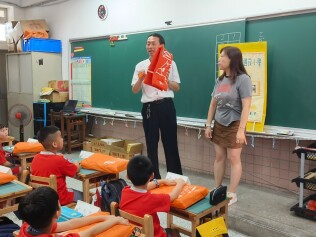 1130902 新生始業輔導入班迎新快樂學習【活力帶動跳、閱讀起步走、潔牙健康促進、防災頭套、國樂演奏、家庭教育及交通安全宣導】:LINE_ALBUM_113.9.2新生迎新會_240902_81