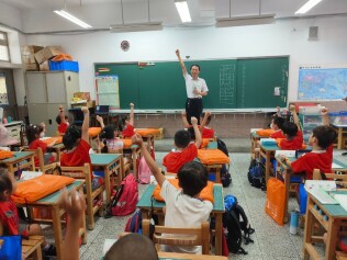 1130902 新生始業輔導入班迎新快樂學習【活力帶動跳、閱讀起步走、潔牙健康促進、防災頭套、國樂演奏、家庭教育及交通安全宣導】:LINE_ALBUM_113.9.2新生迎新會_240902_95