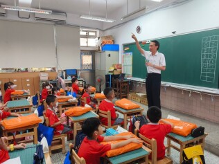 1130902 新生始業輔導入班迎新快樂學習【活力帶動跳、閱讀起步走、潔牙健康促進、防災頭套、國樂演奏、家庭教育及交通安全宣導】:LINE_ALBUM_113.9.2新生迎新會_240902_99