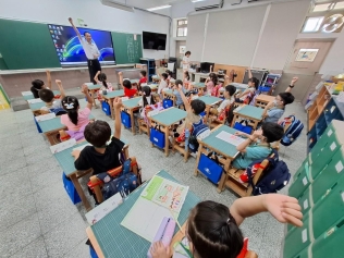 1130902 新生始業輔導入班迎新快樂學習【活力帶動跳、閱讀起步走、潔牙健康促進、防災頭套、國樂演奏、家庭教育及交通安全宣導】:LINE_ALBUM_20240902新生始業輔導入班迎新_240902_50