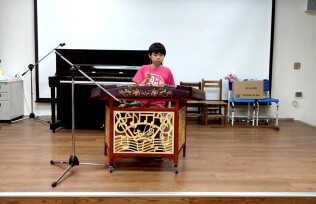 1140510 東信校慶暨多元活動園遊會【國樂團暖場+森巴鼓開幕式表演+頒獎典禮+國小各學年及幼兒園各班表演+母親節感恩音樂會及素養議題宣導+親子園遊會】:90